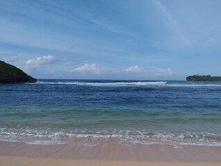 Sunlit Coastal Beach Atmosphere in Daytime Serenity