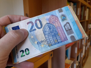 Banconote da 20 nelle mani di un uomo - business o tangente