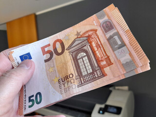 Banconote da 50 che passano da una mano all'altra - business o tangente