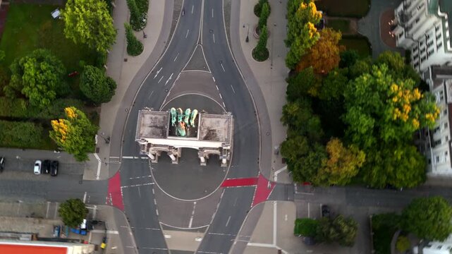 Luftaufnahme des Siegestors auf der Ludwigstrasse, Muenchen, Deutschland, bei Sonnenaufgang, Triumphbogen, Bavaria mit Loewen, ideal fuer Architektur-, Reise- und Stadtvideo-Projekte