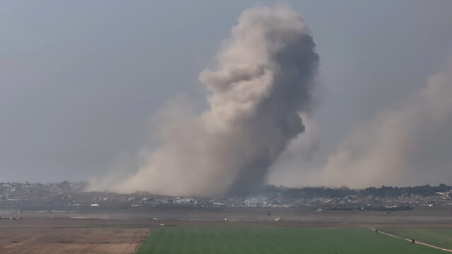 Air Force Strike Smoke Over Gaza Area

Short footage showing a large smoke plume after an air force strike in Gaza, filmed in January 2024.Aerial
