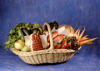 Panier du march&eacute; en osier avec ses l&eacute;gumes et son r&ocirc;ti