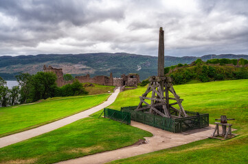 Fototapeta premium Urquhart Castle and Catapult, Scotland, UK