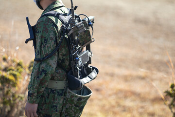 無線機を背負った自衛官