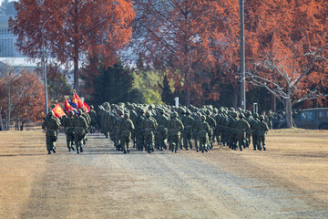 紅葉の中を走る自衛官