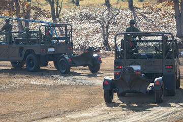 高機動車に牽引された重迫撃砲