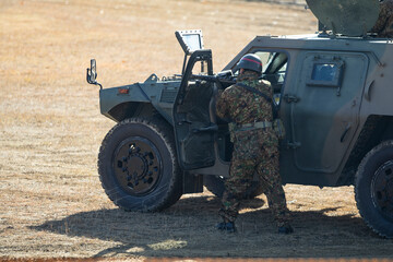 軽装甲機動車から射撃を行う自衛官