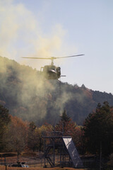 煙の中飛ぶヘリコプター