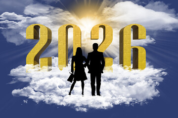 Silhouette di una coppia in piedi su soffici nuvole contro un cielo azzurro. "2026" tridimensionale. Un sole splende sullo sfondo. Atmosfera sognante e futuristica, Capodanno 2026