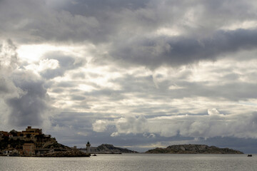 Bord de mer nuageux en automne &agrave; Marseille