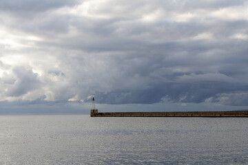 Bord de mer nuageux en automne &agrave; Marseille