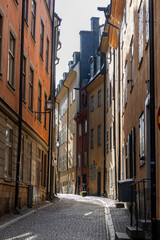 Wąska uliczka, na starym mieście rano © FotoDax