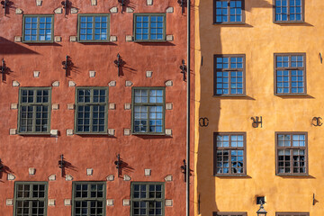 Kolorowe budynki starego miasta latem © FotoDax