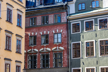 Kolorowe budynki starego miasta latem © FotoDax