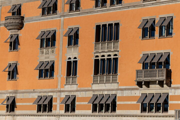 Kolorowe budynki starego miasta latem © FotoDax