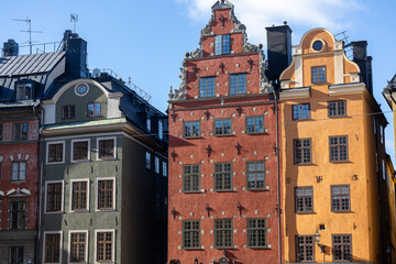 Kolorowe budynki starego miasta latem © FotoDax