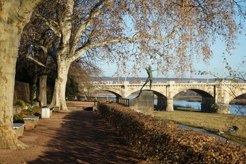 Blick zur Albertbr&uuml;cke in Dresden