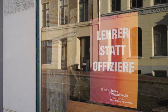 B&uuml;ro von B&uuml;ndnis Sahra Wagenknecht (BSW) mit Plakat gegen die Wehrpflicht in Wismar am 16.12.2025