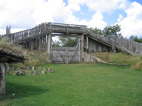 H&ouml;lzernes Tor mit Palisaden an der Funkenburg in Westgreu&szlig;en