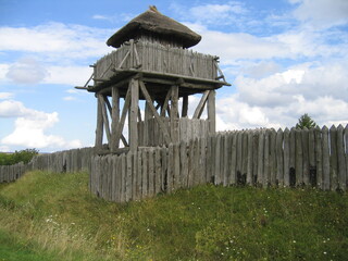 Wachturm und Palisade in der germanischen Funkenburg Westgreu&szlig;en
