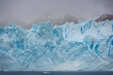 Eine massive Eiswand am Perito Moreno Gletscher in Patagonien nahe El Calafate, Argentinien, Blick auf die die Kalbungsfront der Gletscherzunge  © Lars