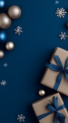 Cajas de regalo por Navidad y bolas decorativas de navidad sobre fondo azul, postal para dise&ntilde;os con espacio vac&iacute;o