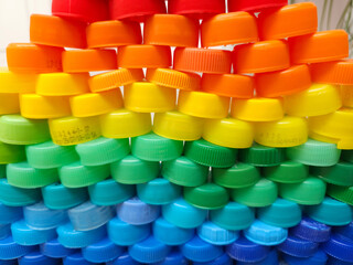 Torre de tapas de plástico de colores para reciclar. Jugando con tapas de plástico de...