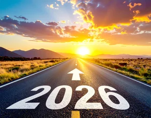 Fotobehang Huisarts „2026“ auf einer Straße mit Pfeil Richtung Horizont bei Sonnenuntergang als Ziel- und Neuanfangskonzept  © Sina Ettmer