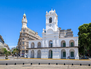 Obraz premium Der Cabildo de Buenos Aires, ein ehemaliger Regierungssitz und aktuell das Museo Nacional del Cabildo y la Revolución de Mayo, direkt am Plaza de Mayo, dem Marktplatz im Stadtzentrum von Buenos Aires