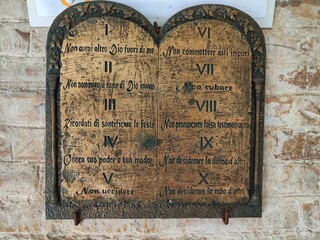 decorative tablet in Italian with the Ten Commandments
