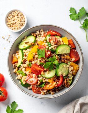 Gesunder Gerstensalat mit buntem Gem&uuml;se und Waln&uuml;ssen