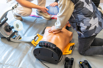 CPR training manikin with automated compression device