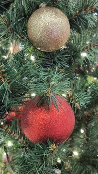 Gros plan sur un sapin joliment d&eacute;cor&eacute;.