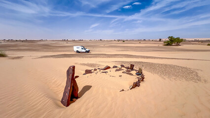 Mauritanian desert. An Islamic tomb in the sandy desert somewhere between Chinguetti and Ouadane. A 4x4 camper has stopped nearby. © Louis-Michel DESERT