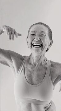 Idosa Fitness Sorridente se Alongando com Vitalidade e Bem Estar expressando felicidade