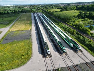 Obraz premium GO train alignment while parked in the Toronto suburbs - Alignement de GO train en stationnement dans la banlieue de Toronto