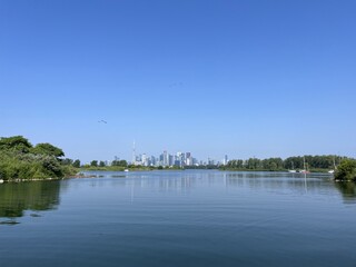 View of the Toronto skyline from the islands - Vue de la skyline de Toronto depuis les iles