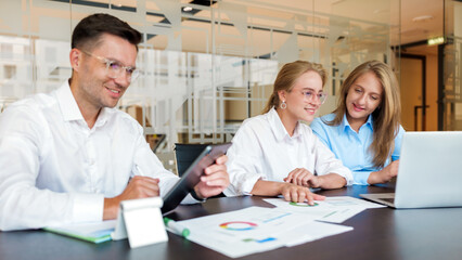 Obraz premium Team members engaging in discussion during a meeting