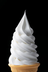 黒背景に浮かぶバニラソフトクリームコーンのシンプルなスイーツ