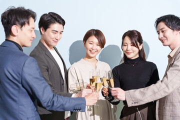 パーティーで乾杯する男女（飲み会・忘年会）
