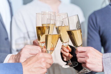 パーティーで乾杯する男女（飲み会・忘年会）