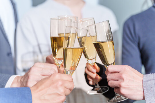 パーティーで乾杯する男女（飲み会・忘年会）