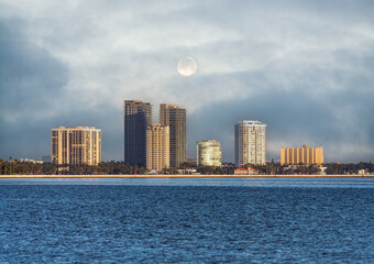 Fototapeta premium Bayshore Blvd skyline at night, Tampa Bay