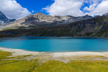 Obraz premium Lago Goillet alpine reservoir - Valtournenche, Italy