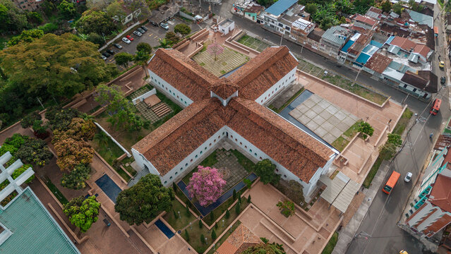 Calles y ocobos de Ibagu&eacute; y el Museo Pan&oacute;ptico de Ibagu&eacute; con una vista desde varios &aacute;ngulos 