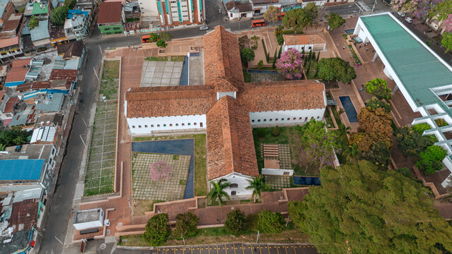 Calles y ocobos de Ibagu&eacute; y el Museo Pan&oacute;ptico de Ibagu&eacute; con una vista desde varios &aacute;ngulos 