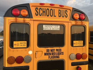 Rear view of a school bus in Canada - Vue arri&egrave;re d'un bus scolaire au Canada