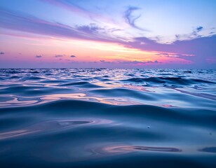 Obraz premium Beautiful ocean waves under a colorful sunset sky