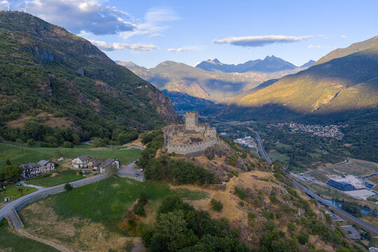 Castello di Cly on hillside above valley - Saint-Denis, Italy
