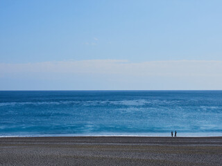三重県の七里御浜海岸の風景と観光客の姿